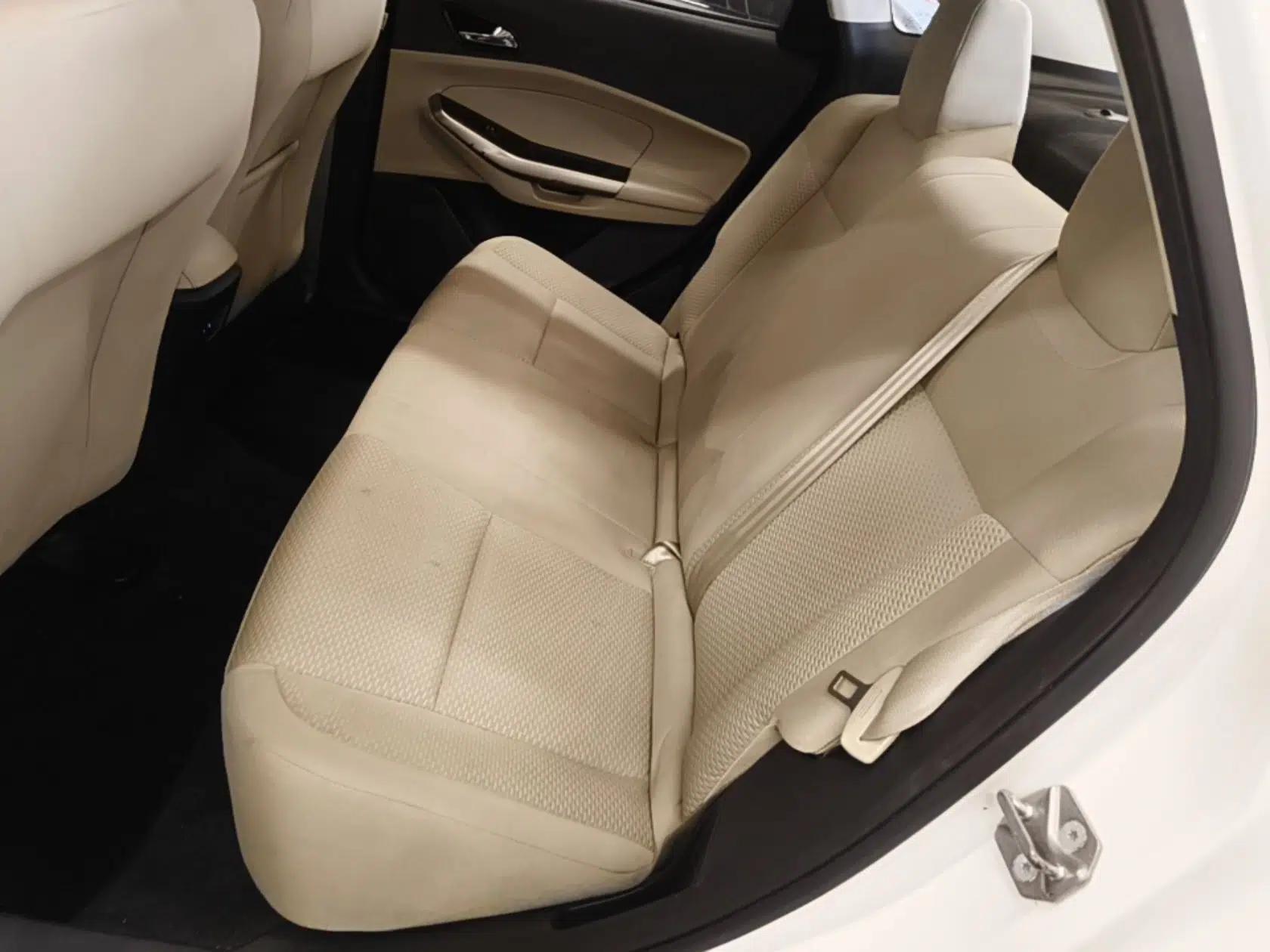 Ford Escort 2015 1.5L Automatic Comfort Edition — миниатюра 20
