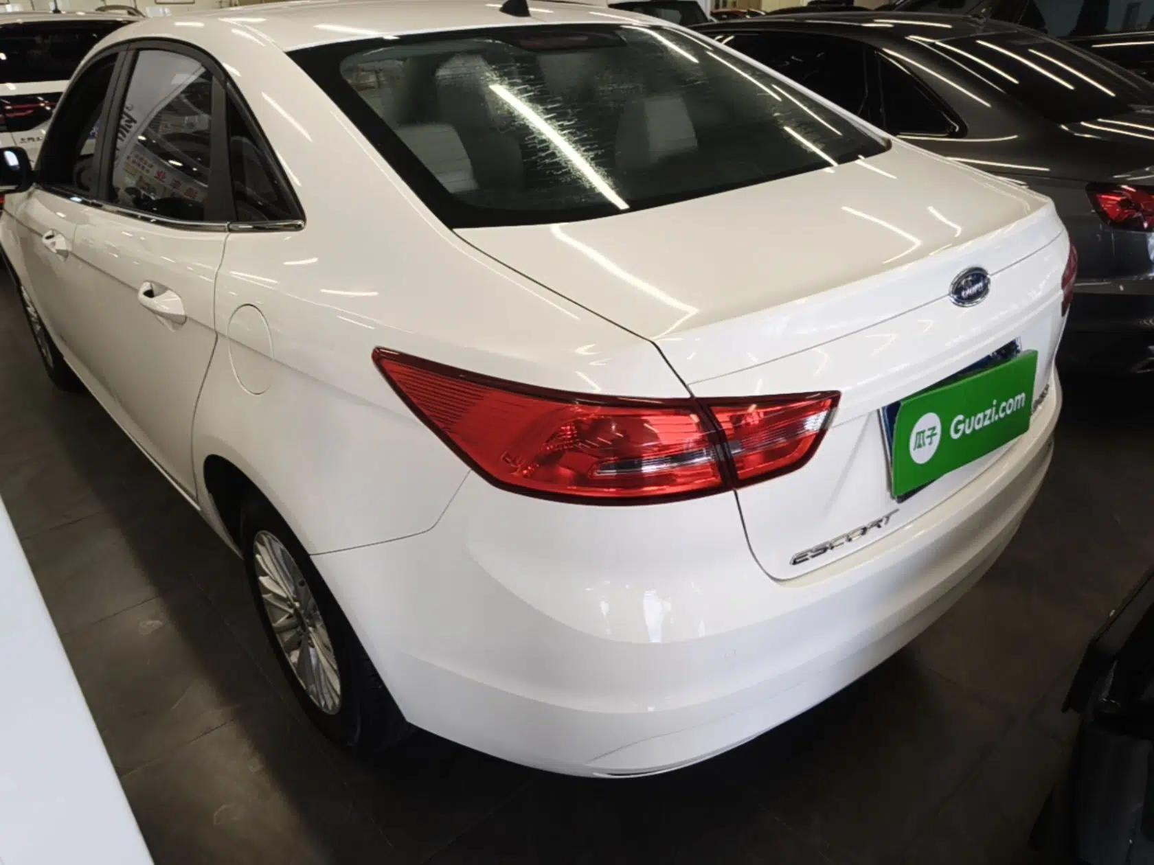 Ford Escort 2015 1.5L Automatic Comfort Edition — миниатюра 4