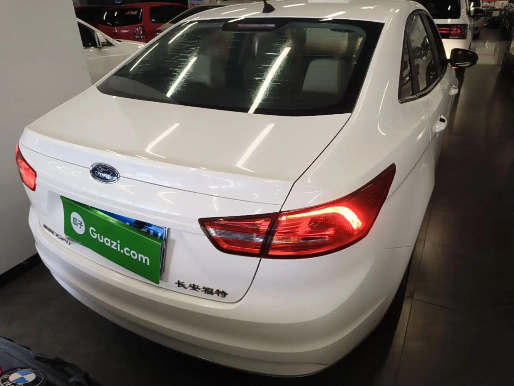 Ford Escort 2015 1.5L Automatic Comfort Edition — миниатюра 5