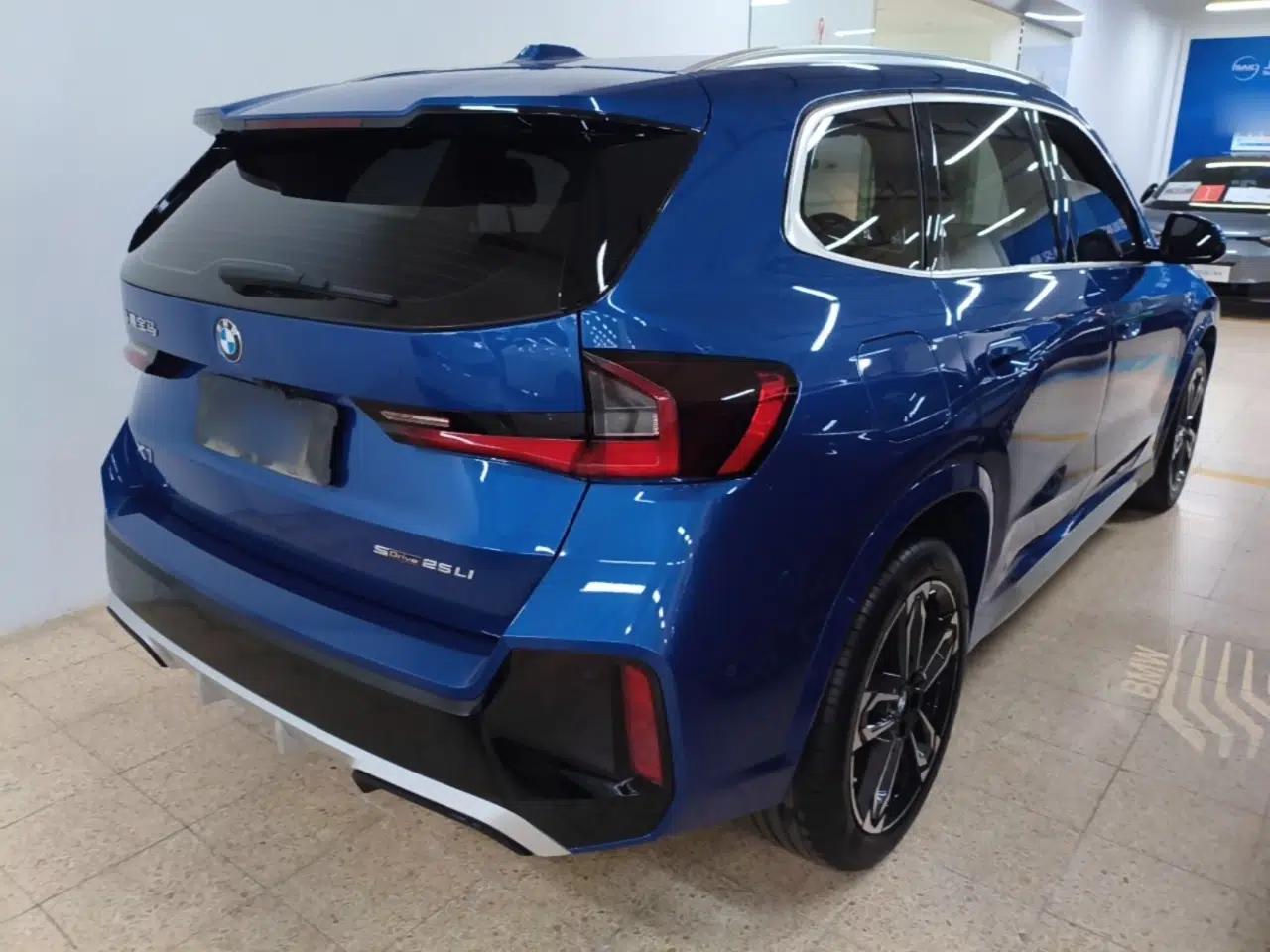 BMW X1 2023 sDrive25Li M Sport Package — миниатюра 6