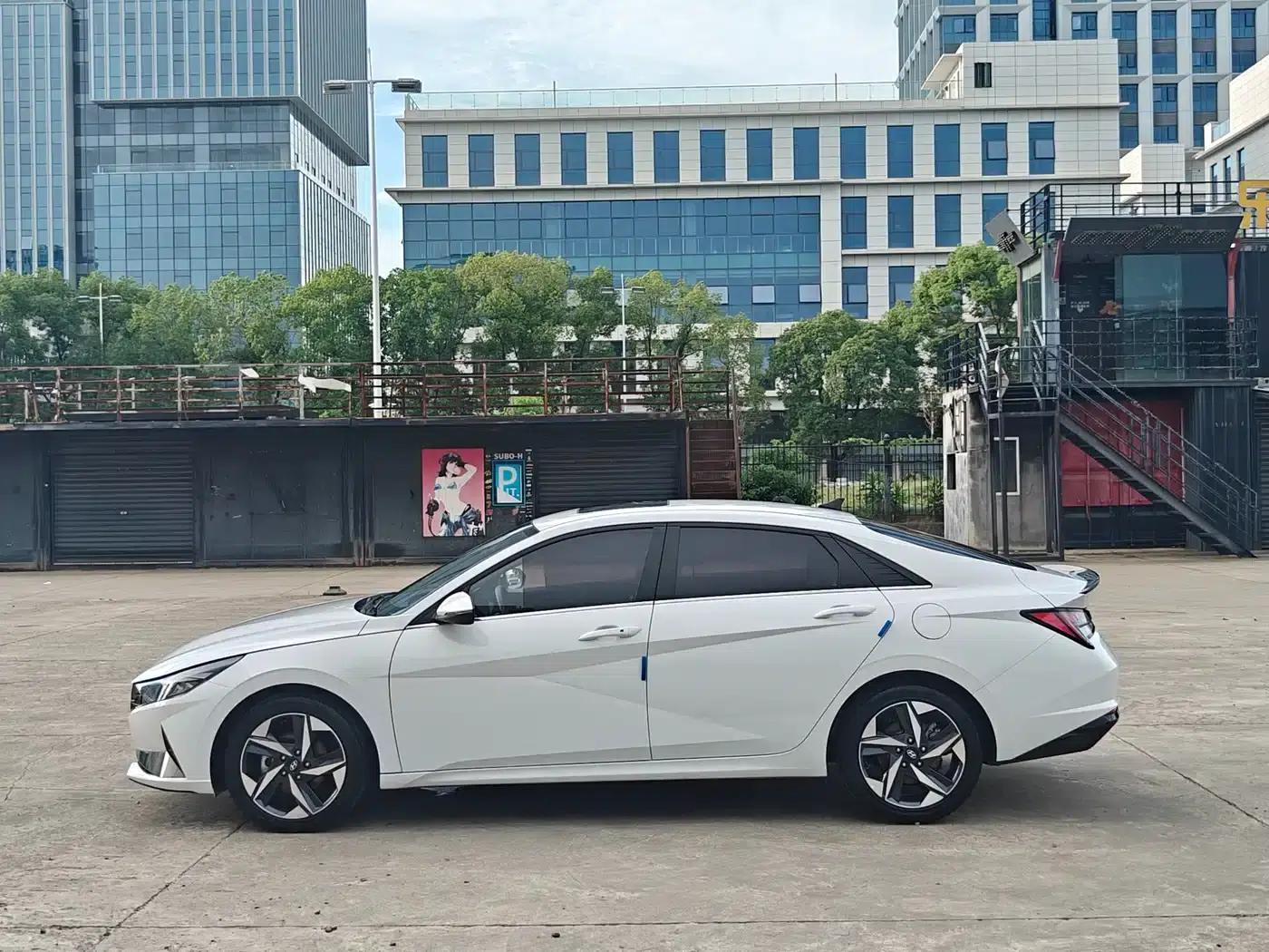 Hyundai Elantra 2022 240TGDi DCT LUX Premium Edition — миниатюра 4