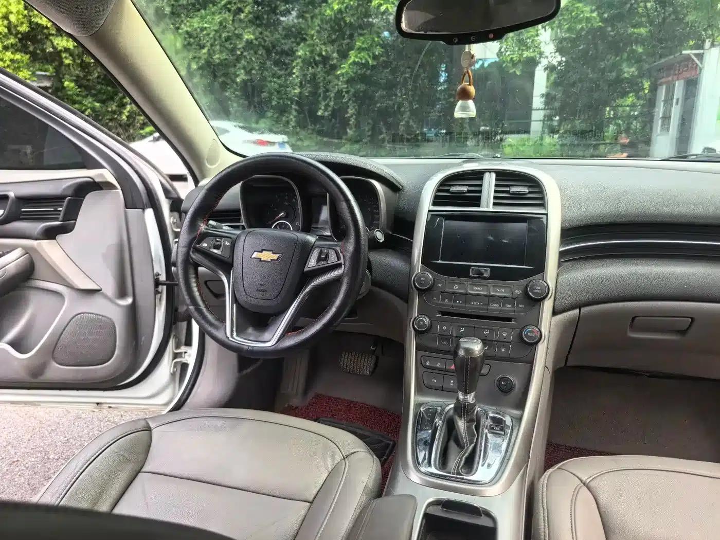 Chevrolet Malibu 2012 2.0L Automatic Luxury Edition — миниатюра 11