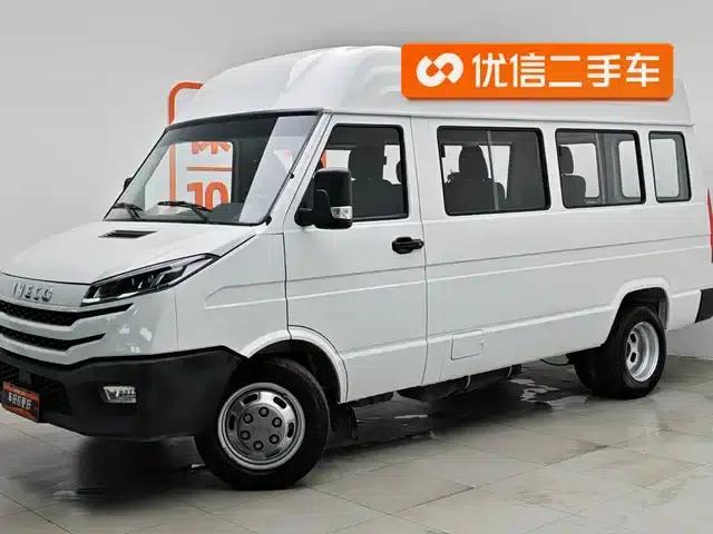 Iveco DeYi 2023 2.5T A37M1 Long Wheelbase Mid-Roof Dual Tire Manual Door 5-9 Seat