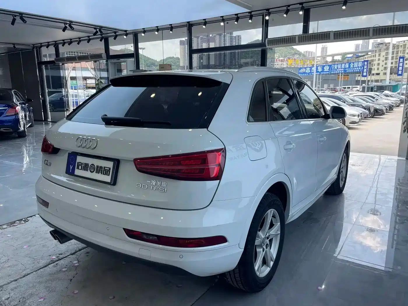 Audi Q3 2018 30th Anniversary Edition 30 TFSI Fashion Model — миниатюра 23