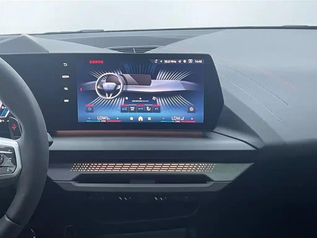 2025 BMW M235L — миниатюра 13