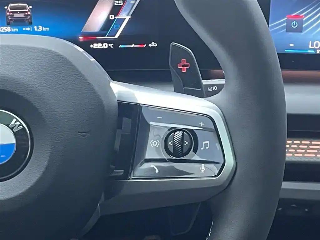 2025 BMW M235L — миниатюра 16