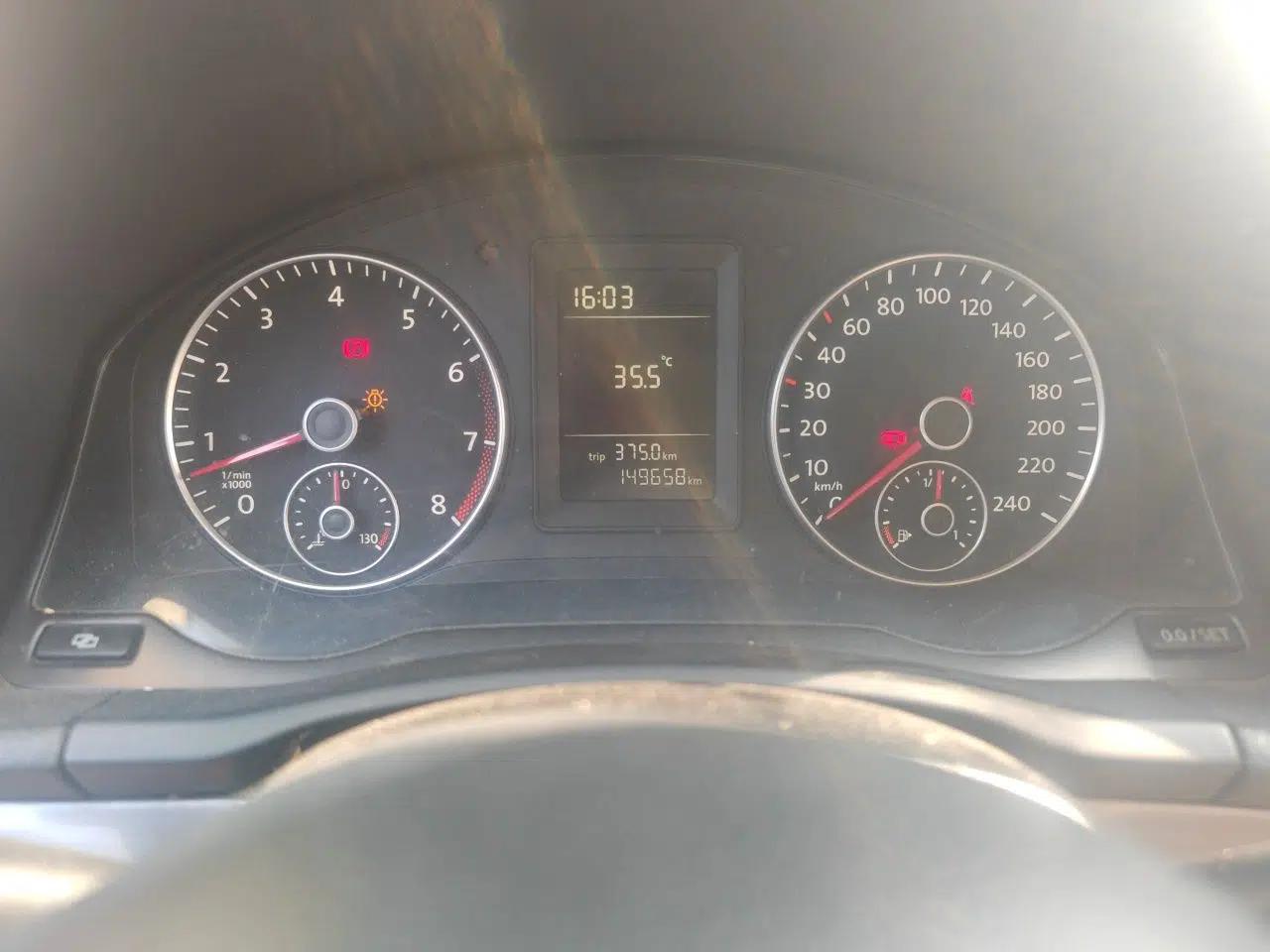 Volkswagen Sagitar 2011 1.6L Manual Comfort Version — миниатюра 12