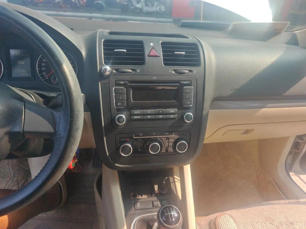 Volkswagen Sagitar 2011 1.6L Manual Comfort Version — миниатюра 13