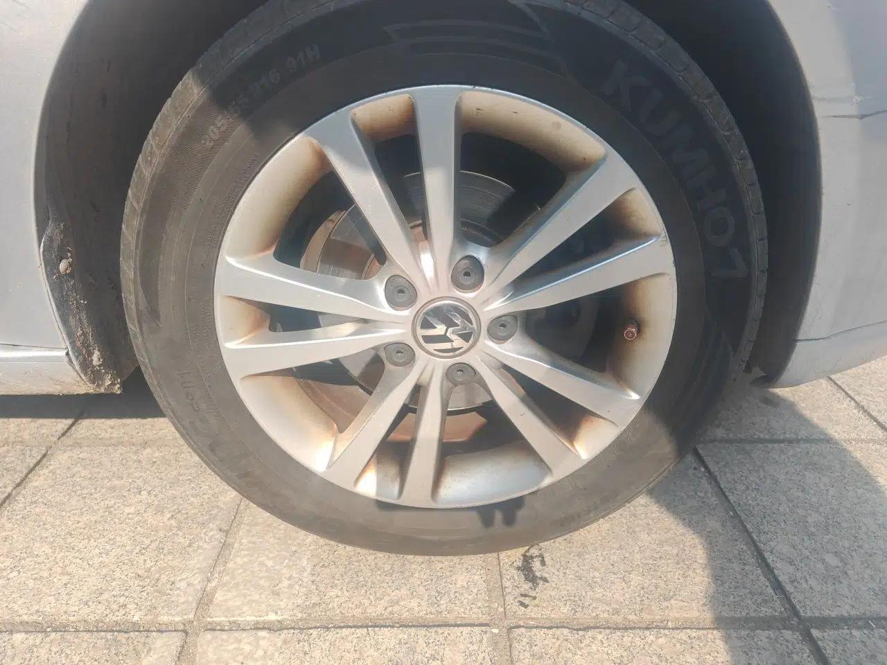 Volkswagen Sagitar 2011 1.6L Manual Comfort Version — миниатюра 8