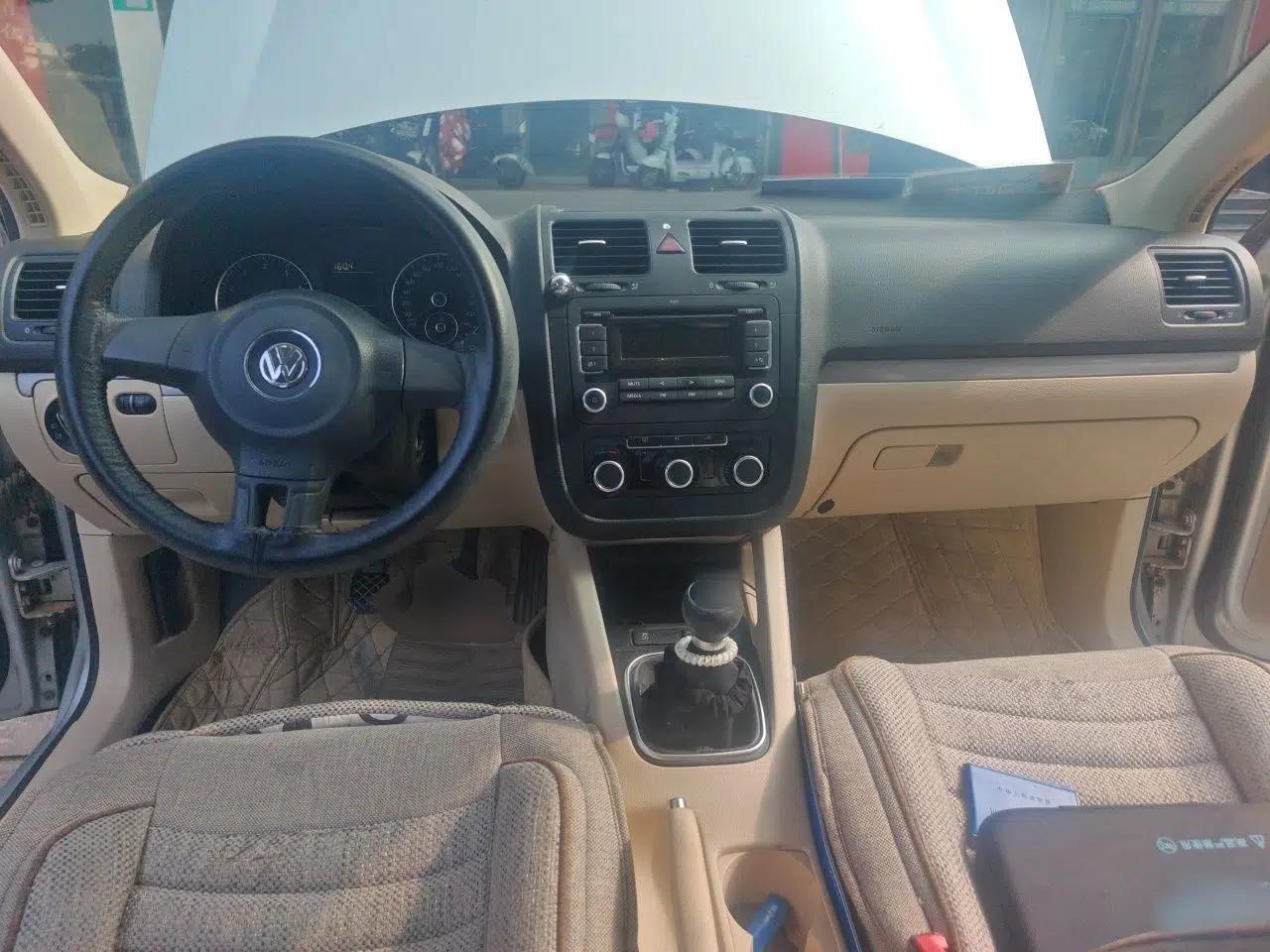 Volkswagen Sagitar 2011 1.6L Manual Comfort Version — миниатюра 9