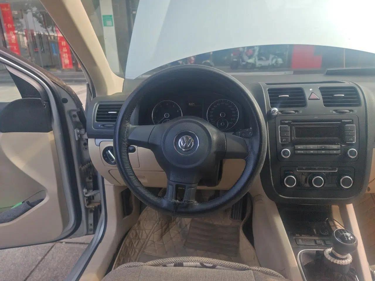 Volkswagen Sagitar 2011 1.6L Manual Comfort Version — миниатюра 10