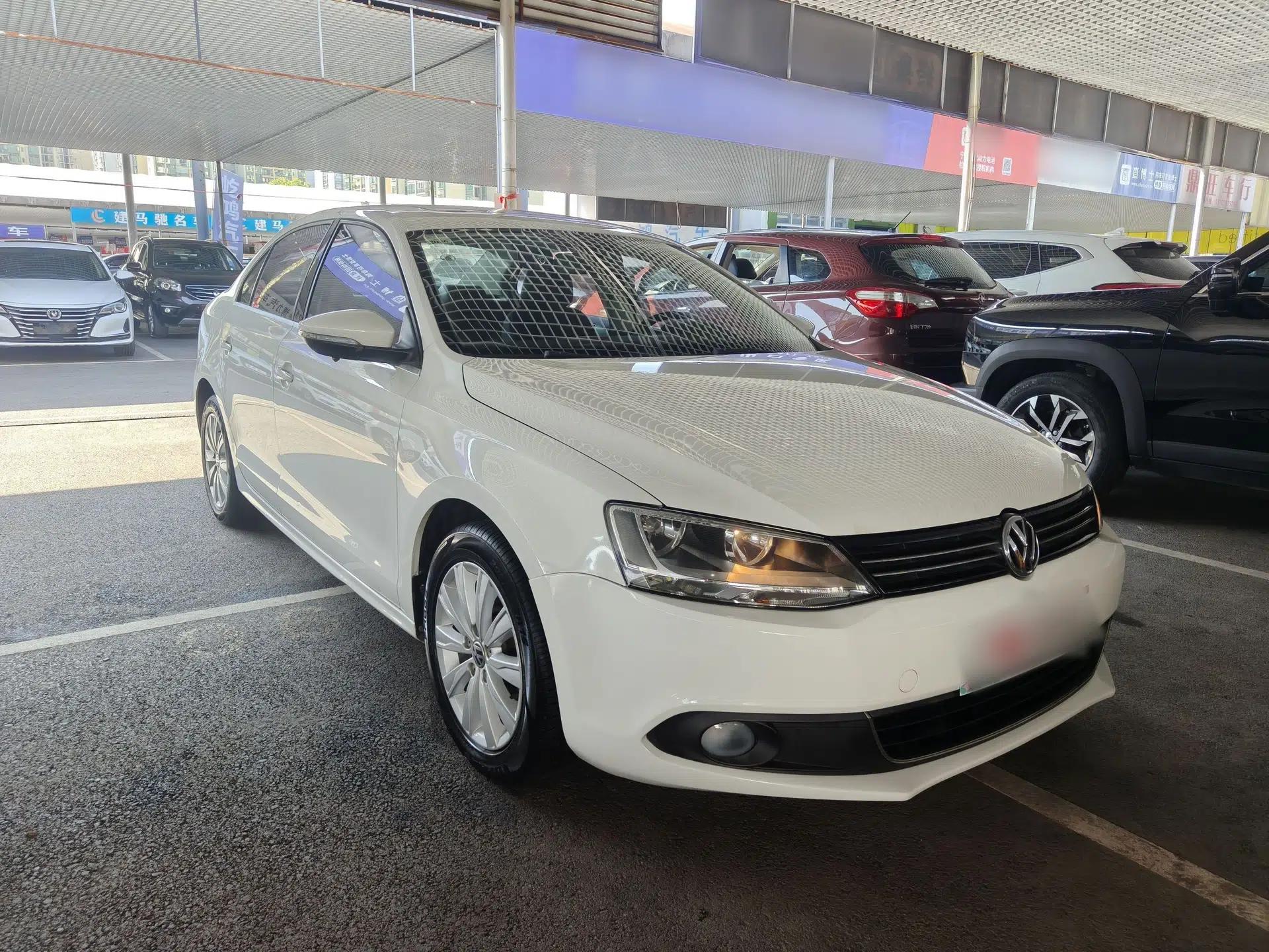 Volkswagen Sagitar 2014 Revised Version 1.6L Automatic Leading Edition — миниатюра 3