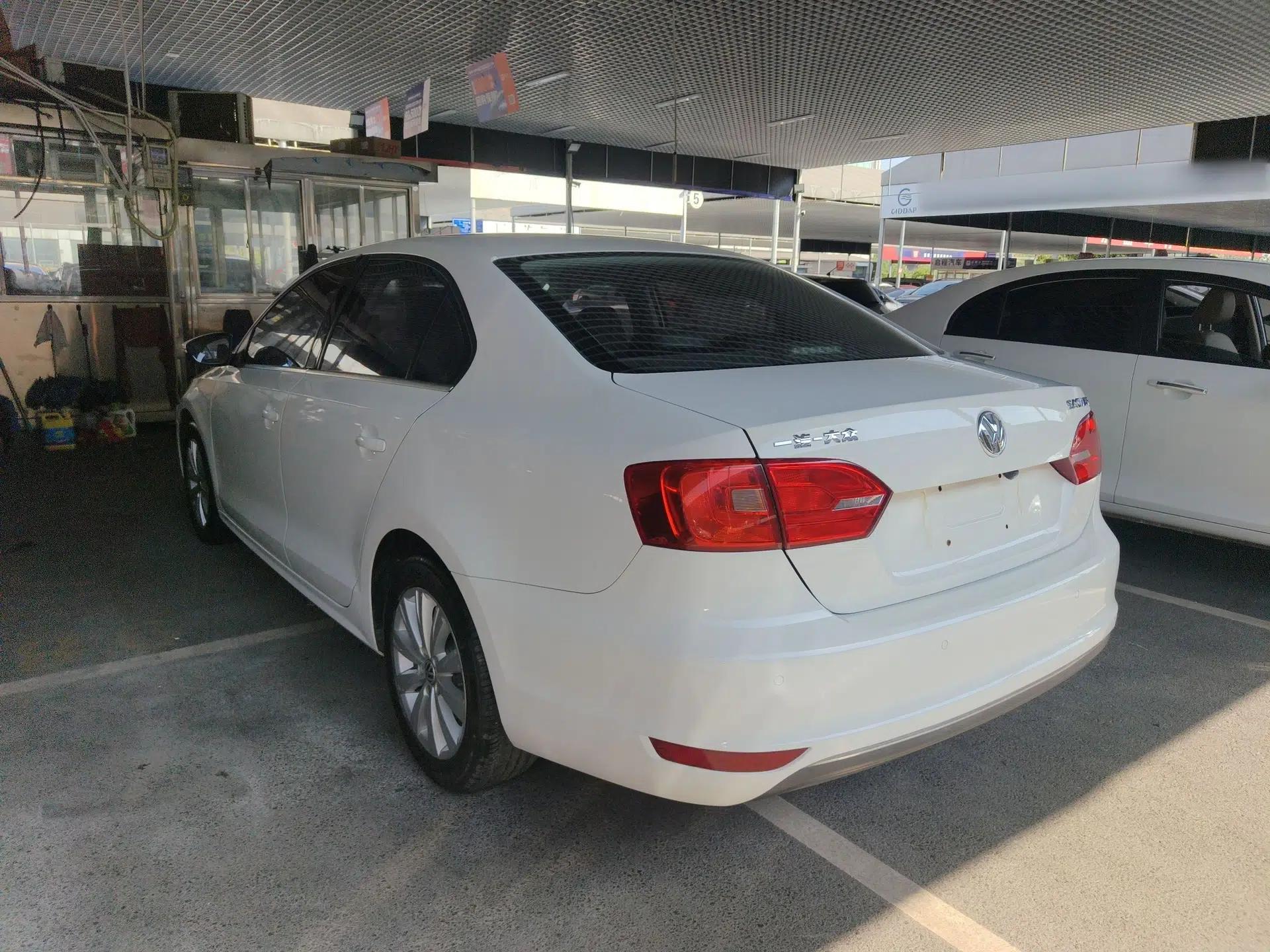Volkswagen Sagitar 2014 Revised Version 1.6L Automatic Leading Edition — миниатюра 4