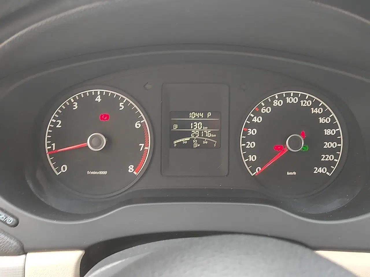 Volkswagen Sagitar 2014 1.6L Automatic Comfort Model — миниатюра 11