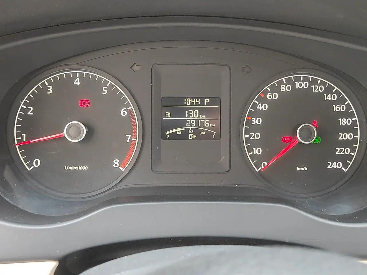 Volkswagen Sagitar 2014 1.6L Automatic Comfort Model — миниатюра 12