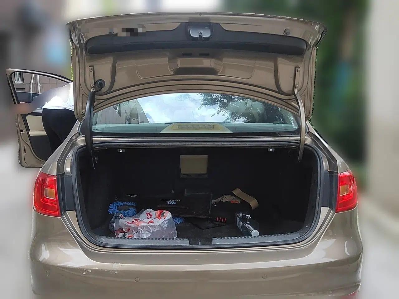 Volkswagen Sagitar 2014 1.6L Automatic Comfort Model — миниатюра 19