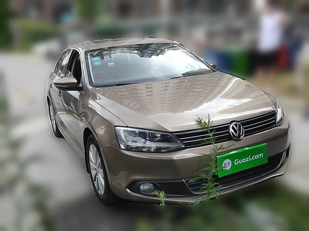 Volkswagen Sagitar 2014 1.6L Automatic Comfort Model — миниатюра 3