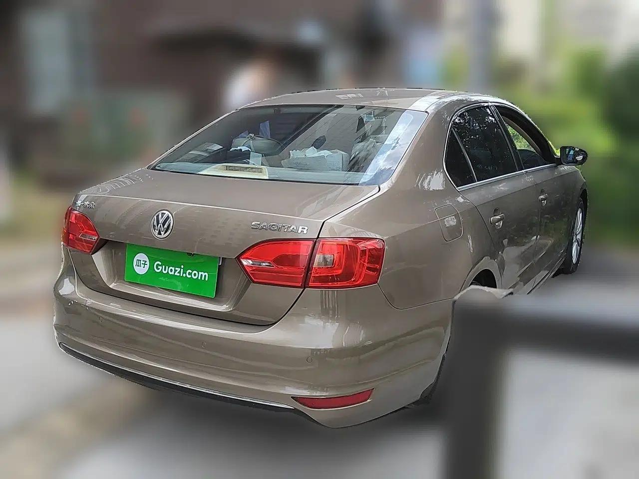 Volkswagen Sagitar 2014 1.6L Automatic Comfort Model — миниатюра 6