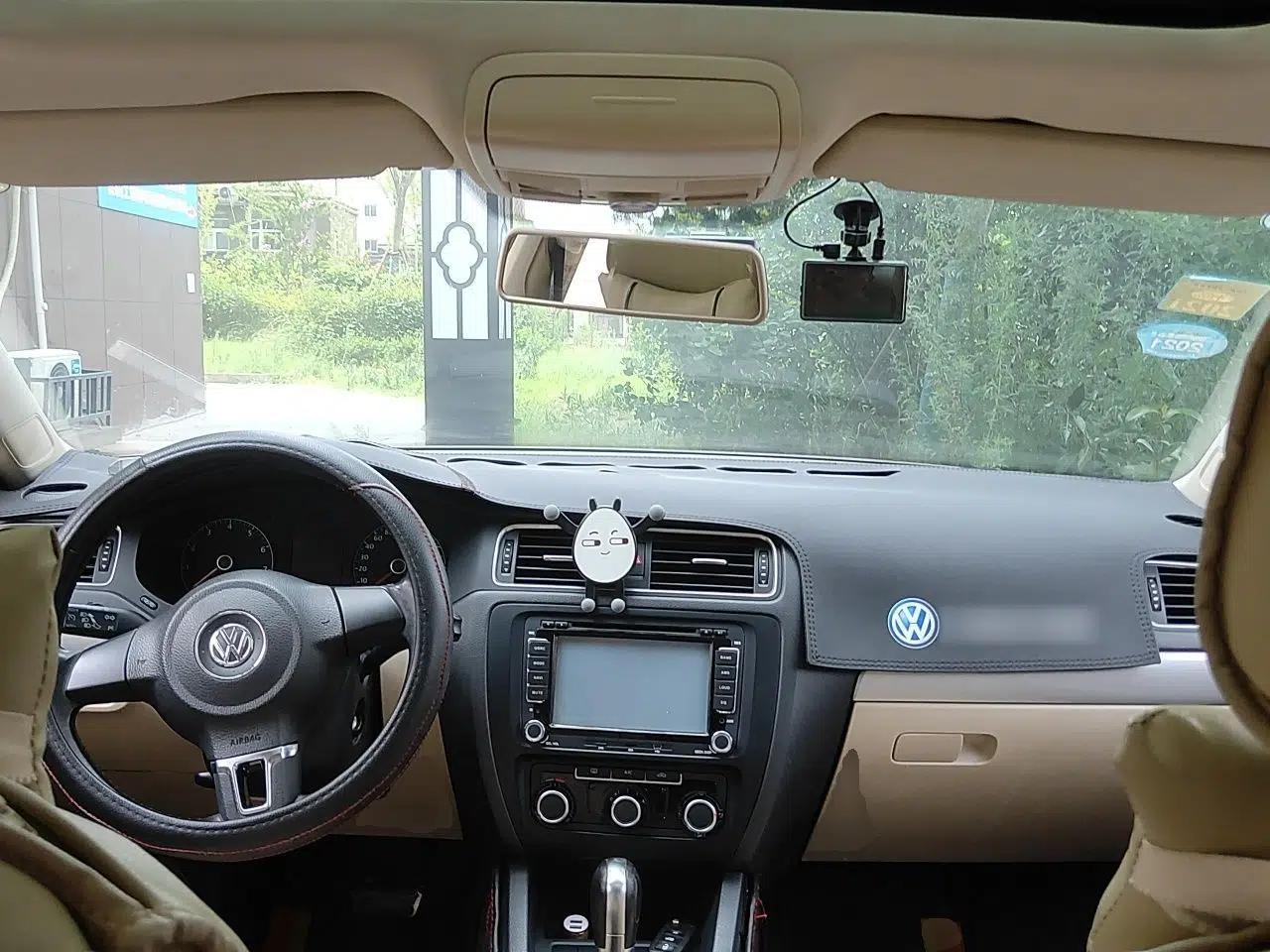 Volkswagen Sagitar 2014 1.6L Automatic Comfort Model — миниатюра 9