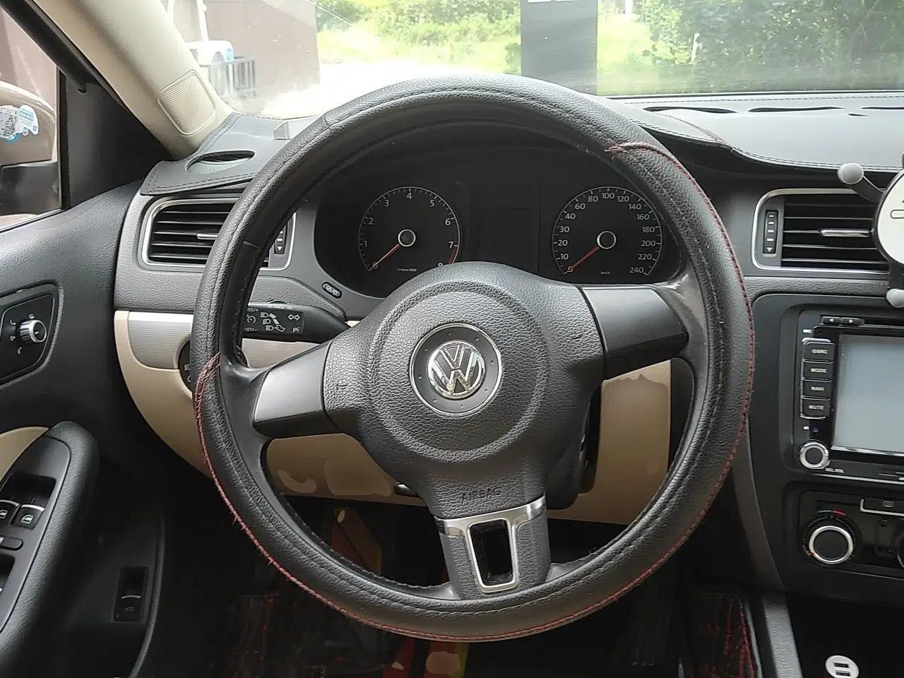Volkswagen Sagitar 2014 1.6L Automatic Comfort Model — миниатюра 10