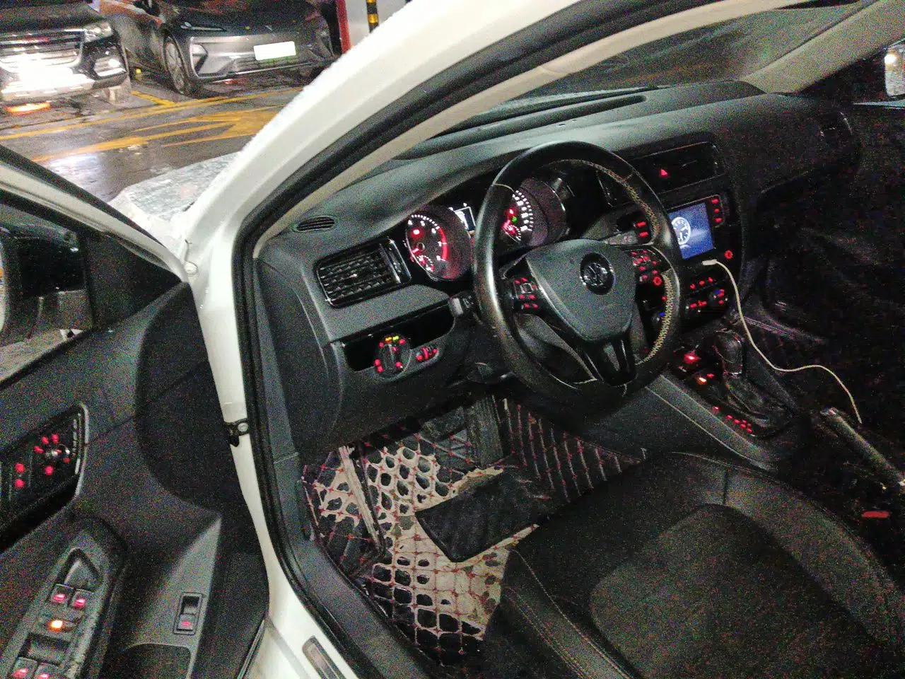 Volkswagen Sagitar 2018 280TSI DSG Luxury Model — миниатюра 19