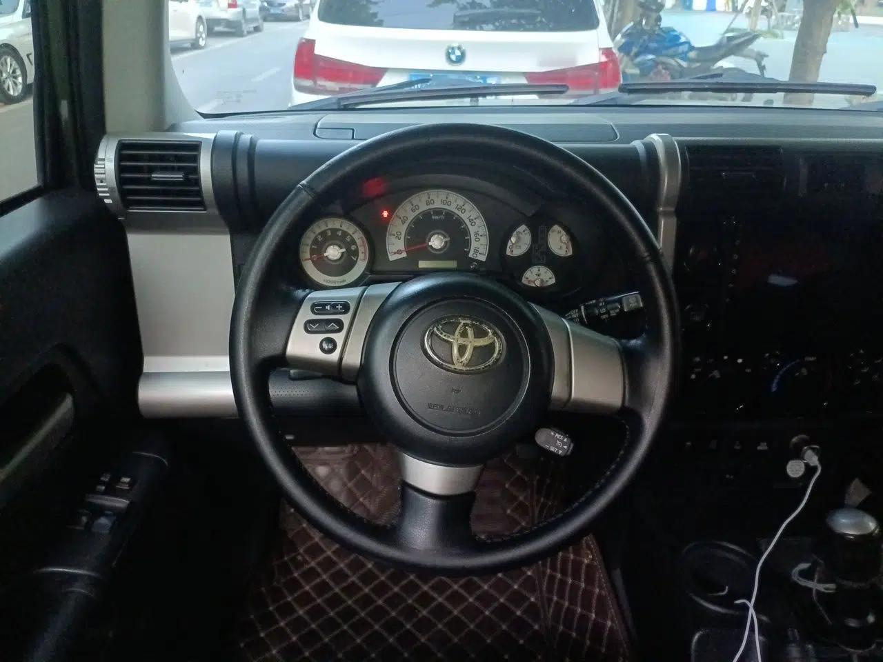 Toyota FJ Cruiser 2010 4.0L — миниатюра 10