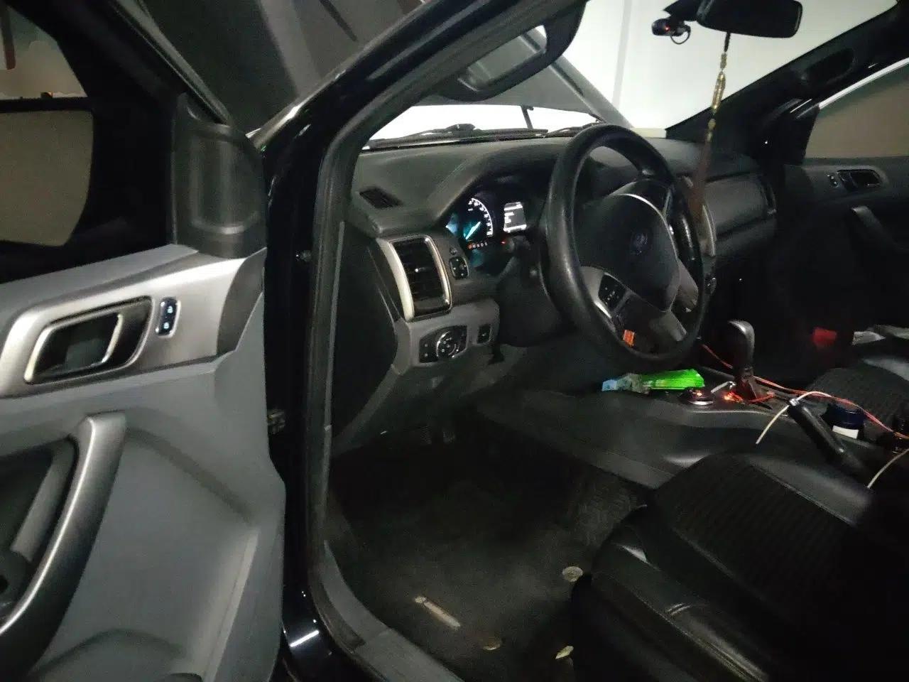 Ford Everest 2017 2.0T Gasoline Automatic 4x4 Luxury Edition 7 Seats — миниатюра 16