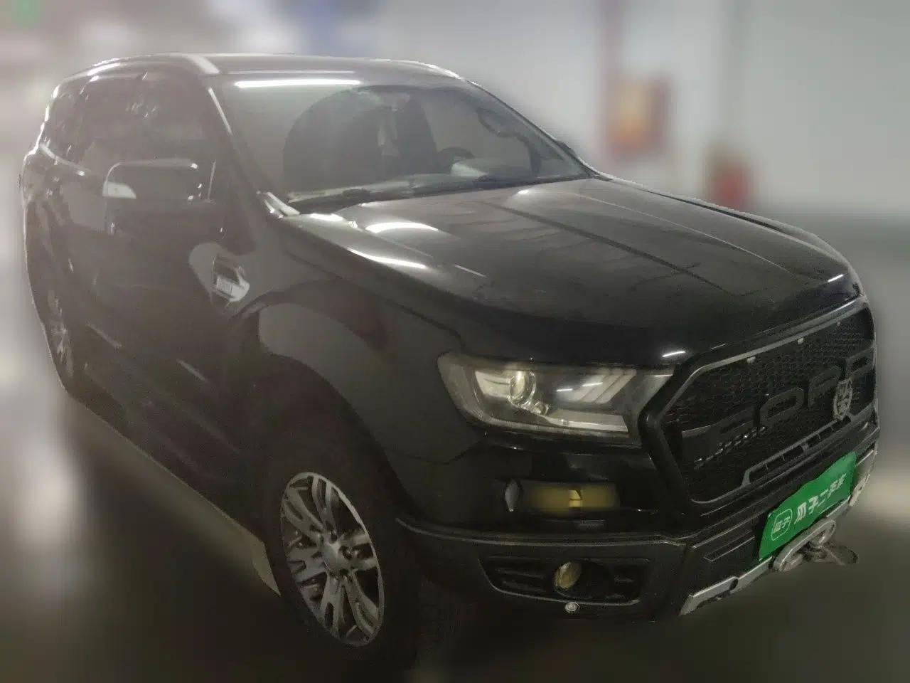 Ford Everest 2017 2.0T Gasoline Automatic 4x4 Luxury Edition 7 Seats — миниатюра 3