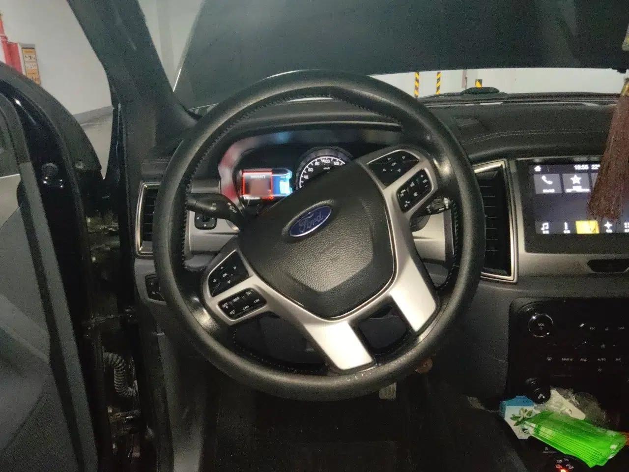 Ford Everest 2017 2.0T Gasoline Automatic 4x4 Luxury Edition 7 Seats — миниатюра 10