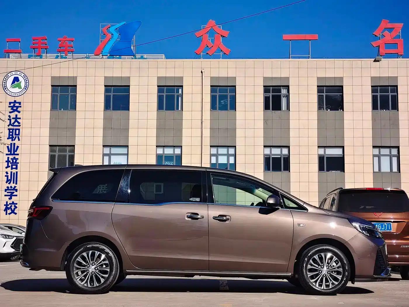 Buick GL8 2023 Facelift Land Business Class Luxury Edition — миниатюра 4