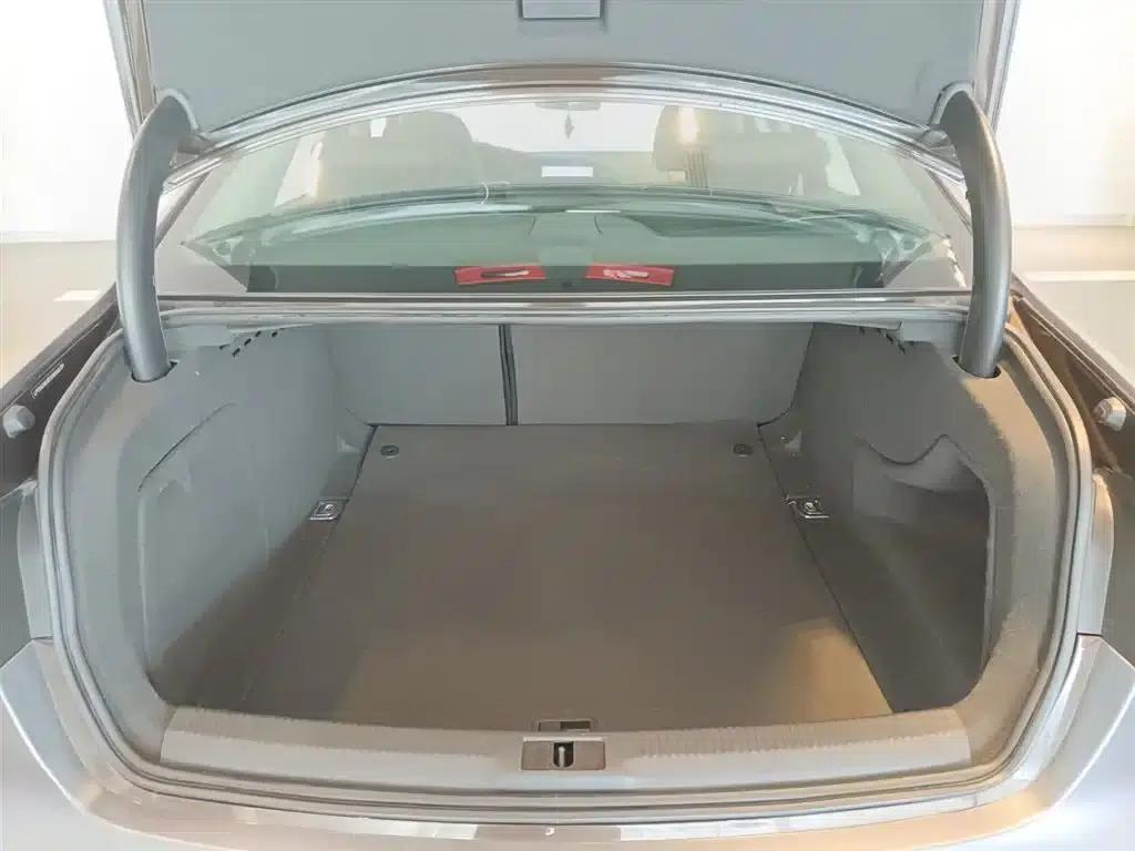 Audi A4L 2015 35 TFSI Automatic Standard Edition — миниатюра 8