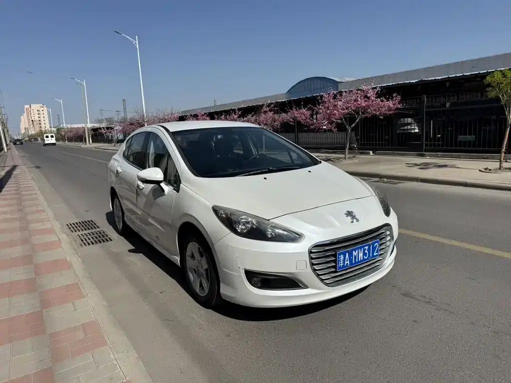 Peugeot 308 2013 1.6L Manual Premium Edition — миниатюра 3