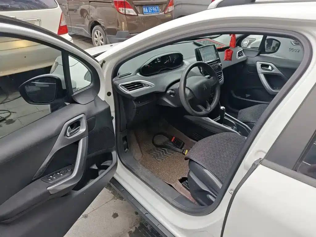 Peugeot 2008 2014 Model 1.6L Automatic Trend Edition — миниатюра 12