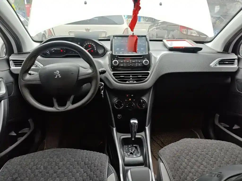 Peugeot 2008 2014 Model 1.6L Automatic Trend Edition — миниатюра 6