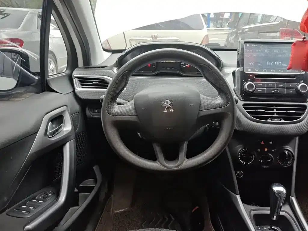 Peugeot 2008 2014 Model 1.6L Automatic Trend Edition — миниатюра 7