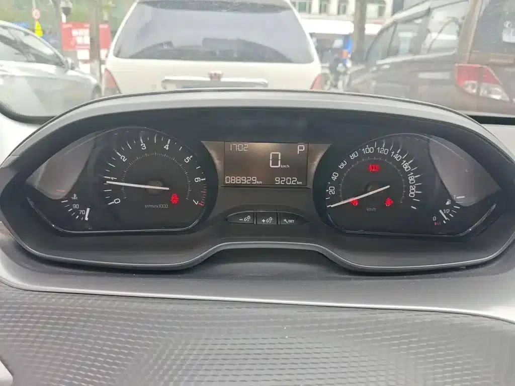 Peugeot 2008 2014 Model 1.6L Automatic Trend Edition — миниатюра 8