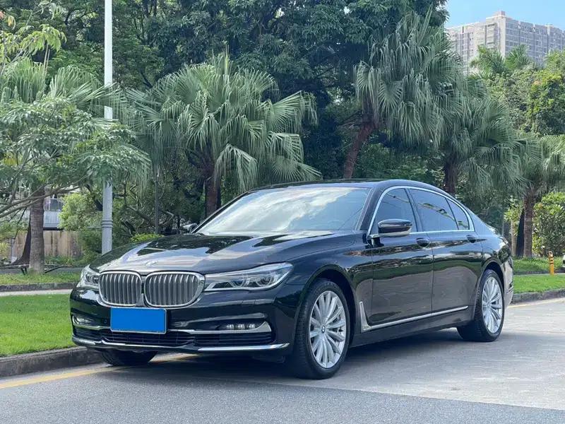 2018 BMW 7 Series 740Li Leading Edition M Sport Package — миниатюра 1