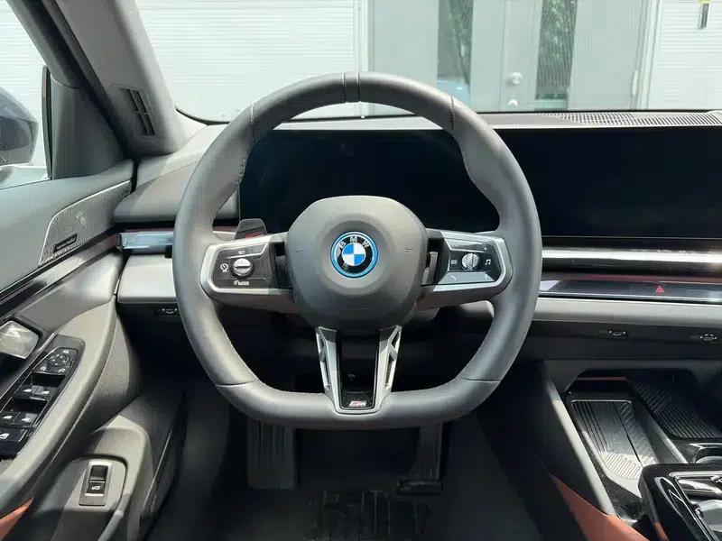 BMW i5 2025 eDrive40L M Sport Package — миниатюра 11
