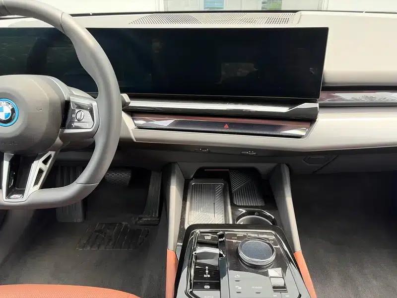 BMW i5 2025 eDrive40L M Sport Package — миниатюра 8