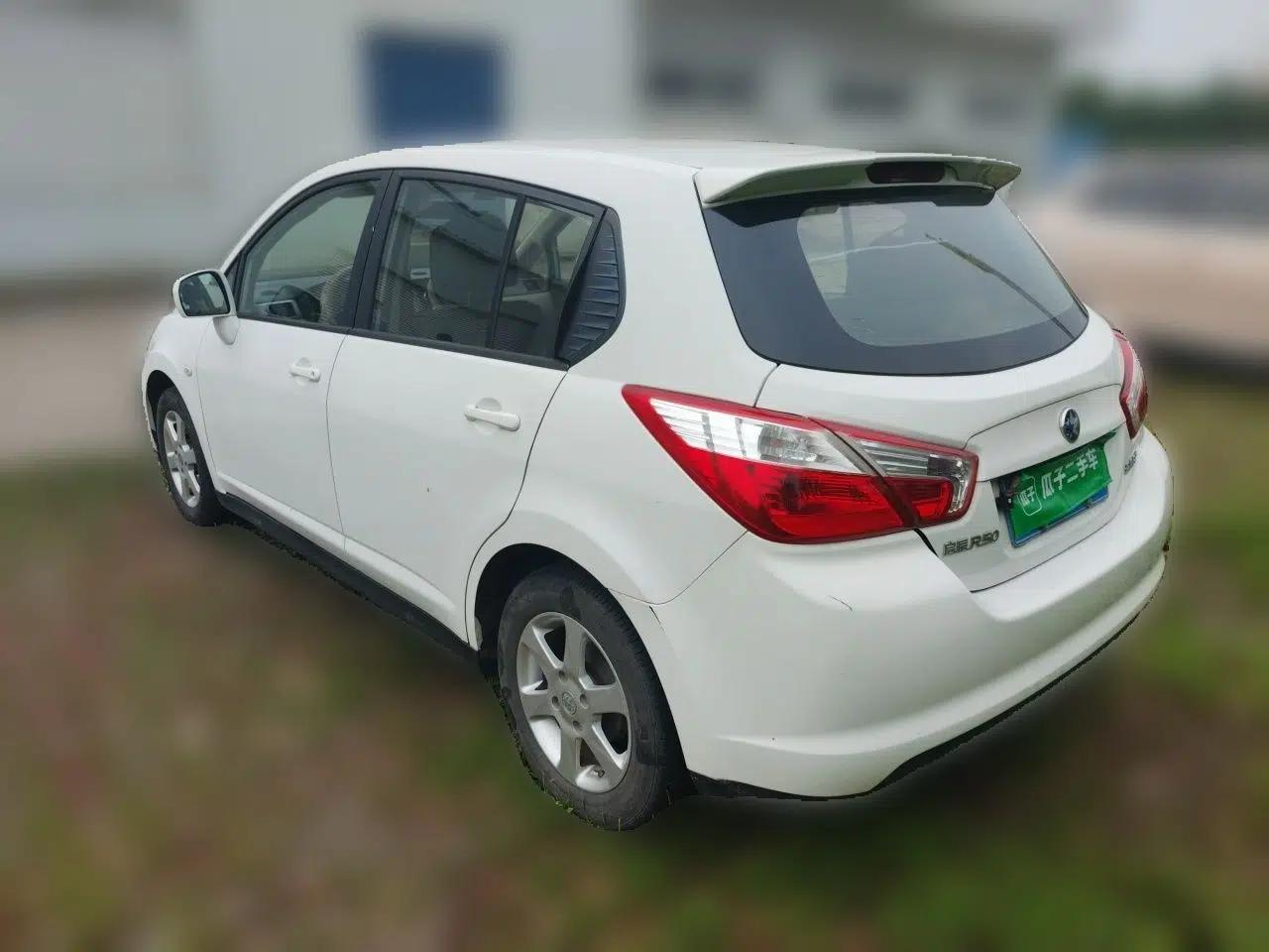 Venucia R50 2015 1.6L Automatic Fashion Edition — миниатюра 4