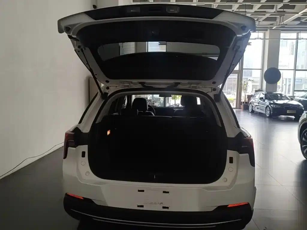 Bestune T55 2023 1.5T Automatic Leap Forward Edition — миниатюра 19