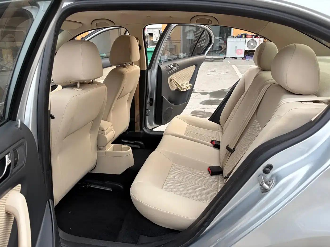 2013 Volkswagen Lavida Classic 1.6L Manual Fashion Edition — миниатюра 13