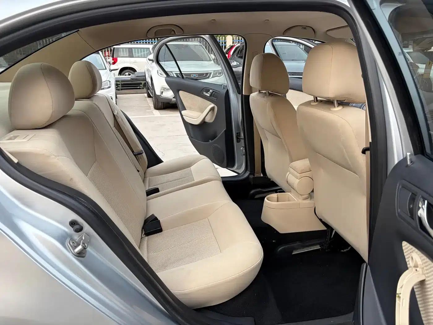2013 Volkswagen Lavida Classic 1.6L Manual Fashion Edition — миниатюра 14