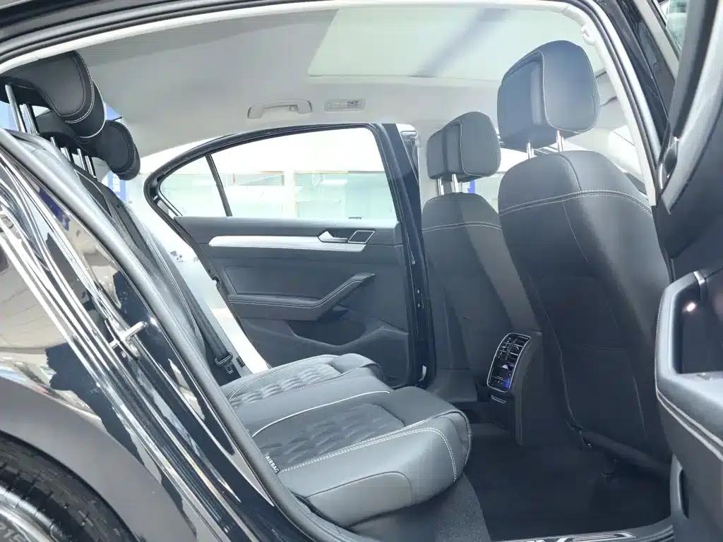 2022 Volkswagen Passat PHEV GTE Luxury Edition — миниатюра 9