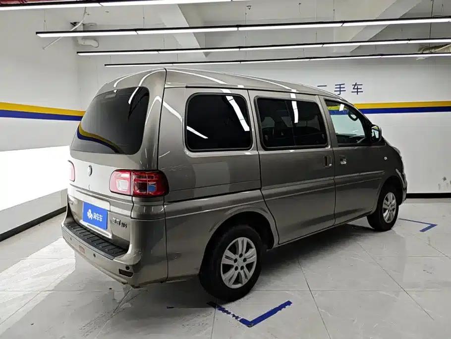 Lingzhi 2022 M5 1.6L Practical 7-Seater — миниатюра 3