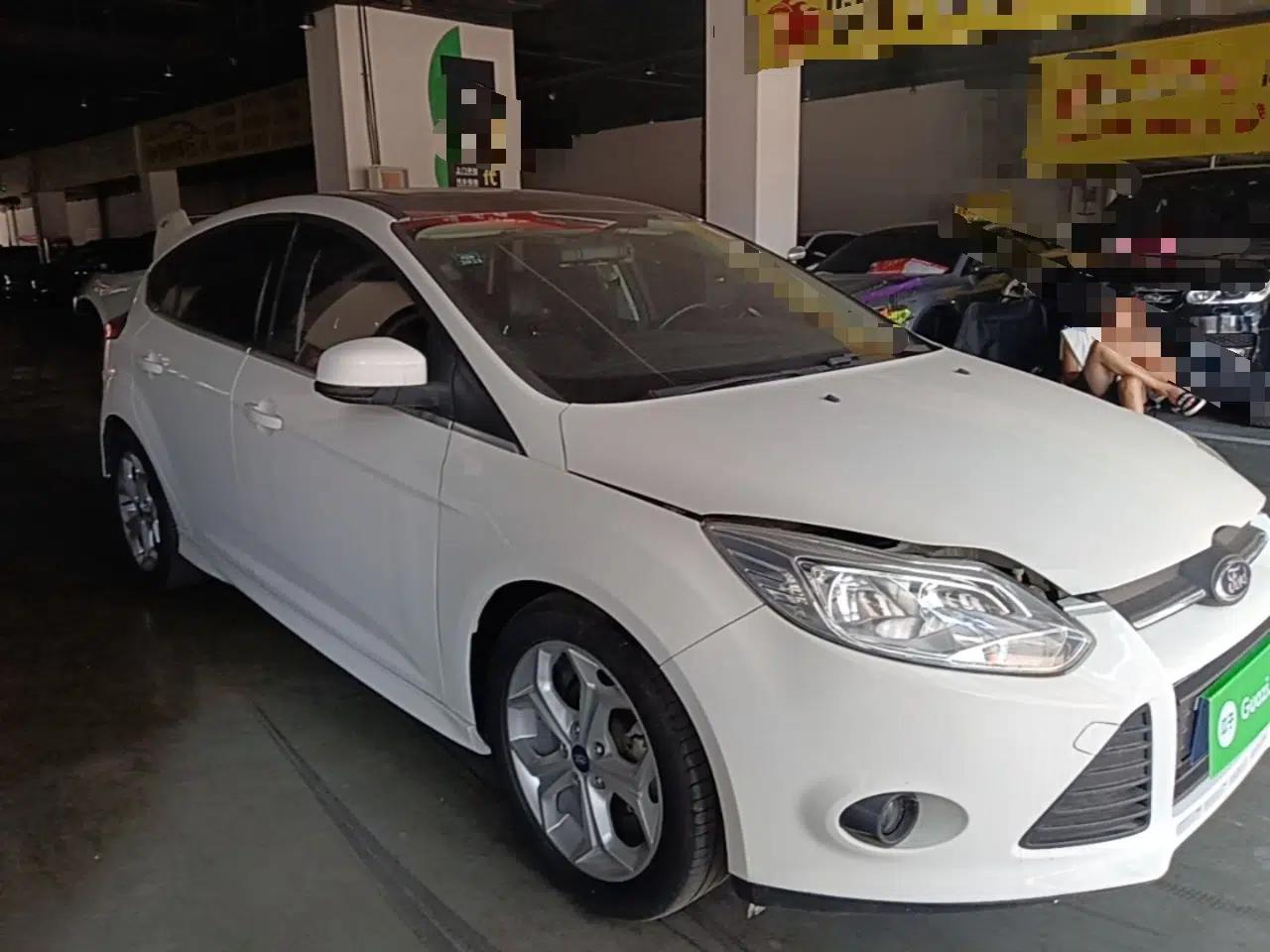 Ford Focus 2012 Hatchback 2.0L Automatic Luxury Sport Model — миниатюра 3