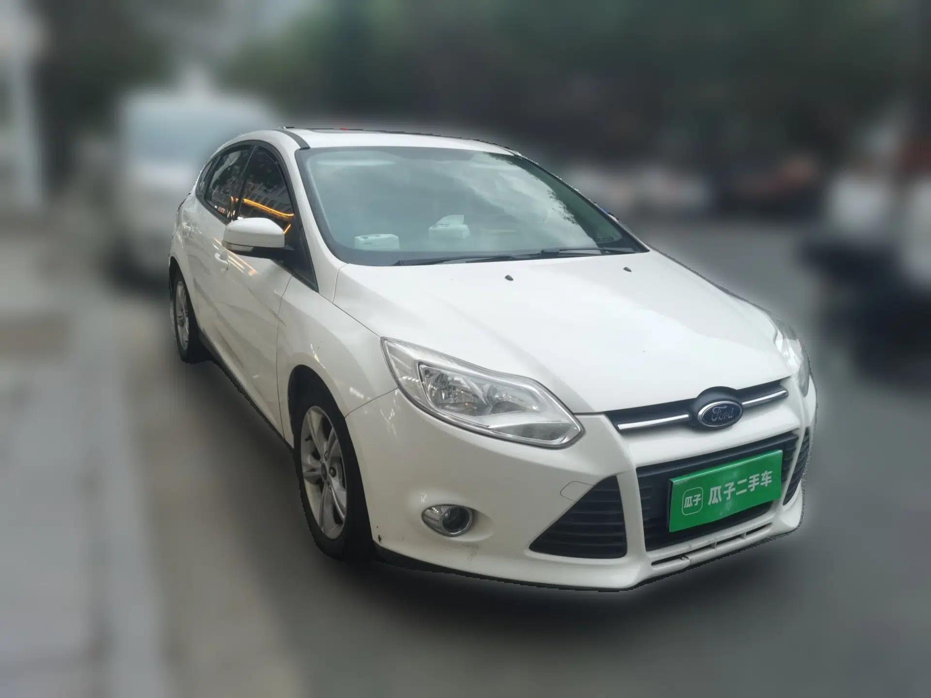 Ford Focus 2012 Hatchback 1.6L Automatic Fashion Edition — миниатюра 3