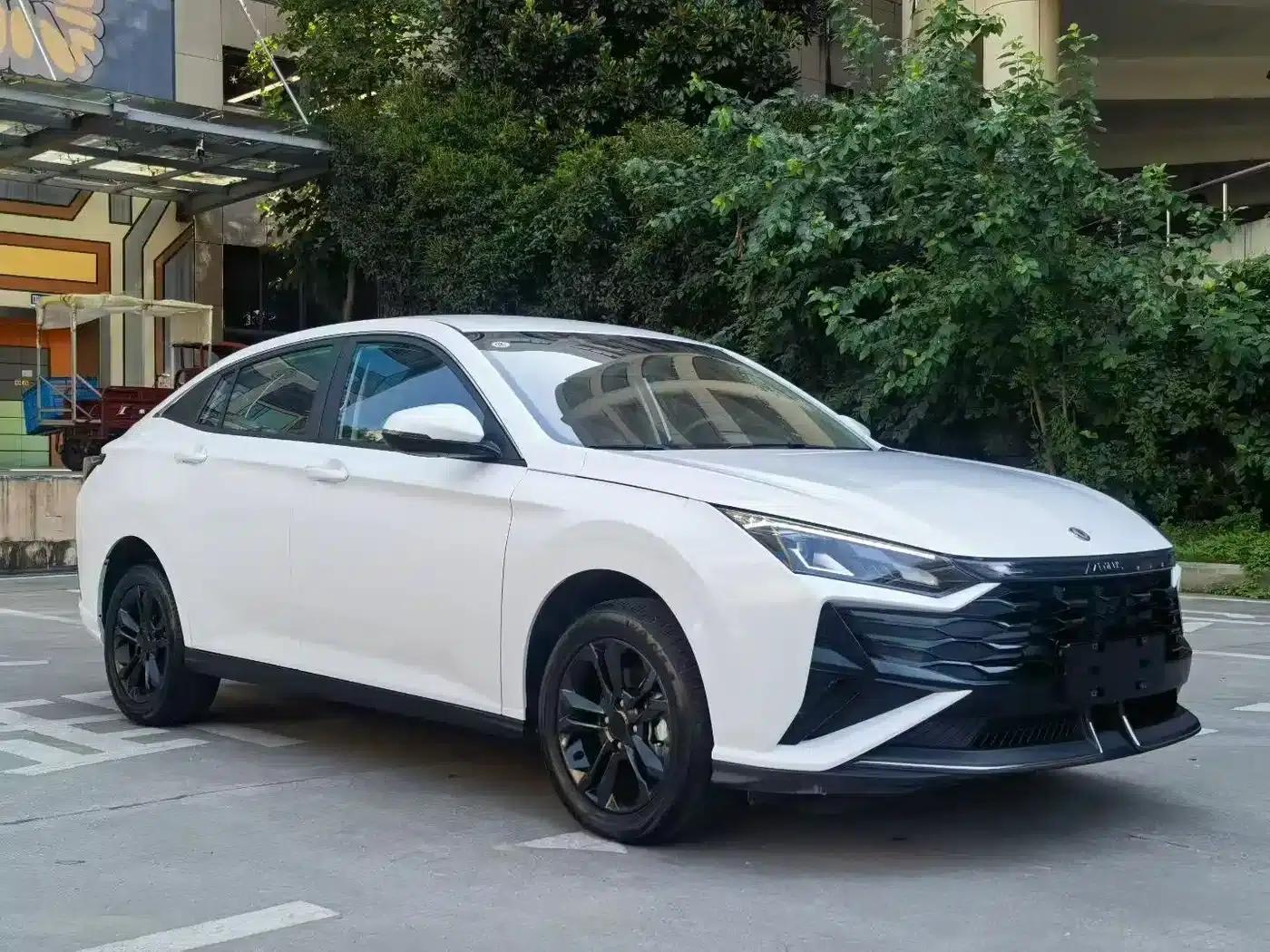 Aeolus Yixuan 2025 1.5L Automatic Luxury Edition — миниатюра 3