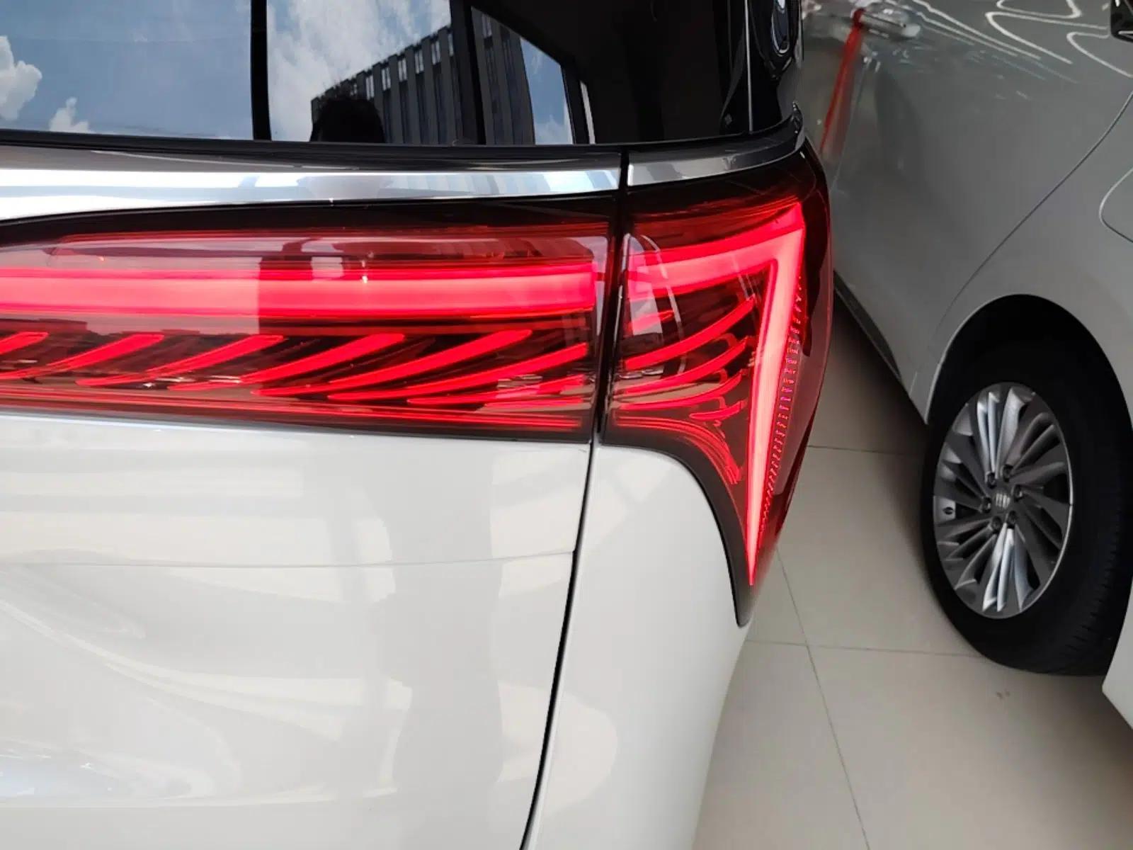 Buick Century 2023 2.0T Six-Seater Yinshi Edition — миниатюра 9