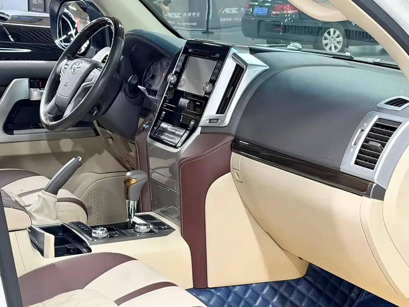 2020 Land Cruiser (Imported) 4.0L Middle East Edition — миниатюра 9